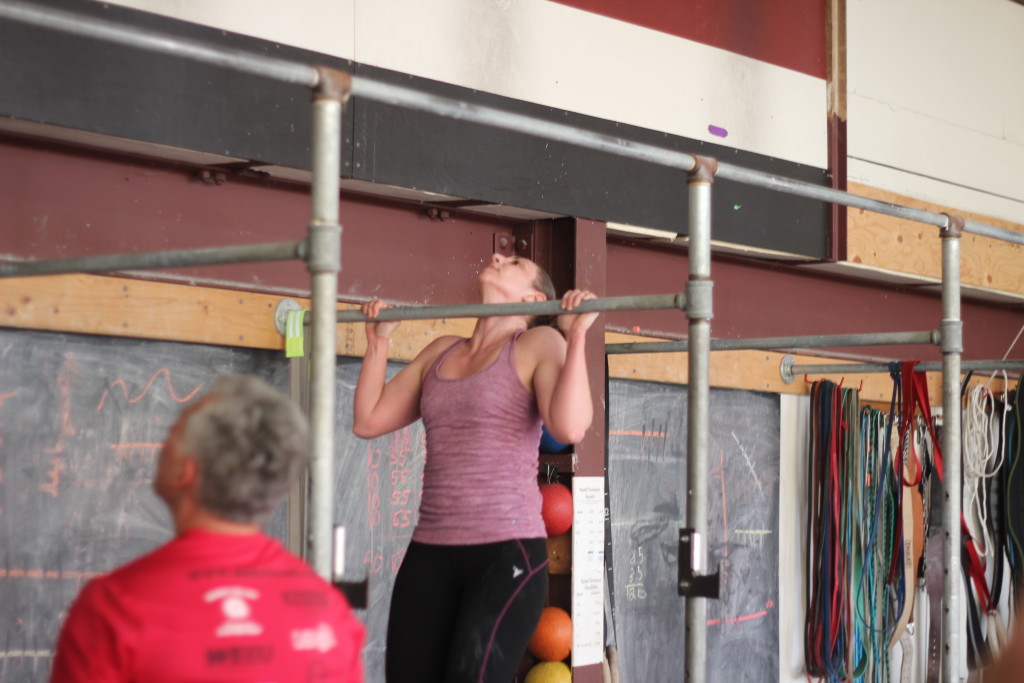 Bre knocking out pull some pull ups!